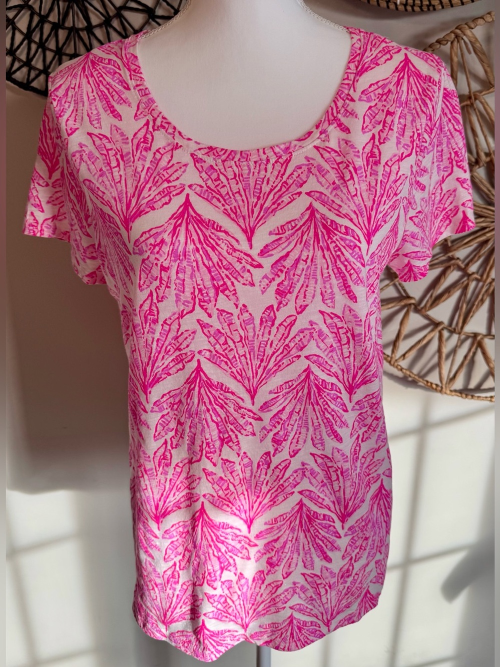 Lilly Pulitzer Women’s  Pink Leaf-Print Short Sleeve Tee EUC Size M